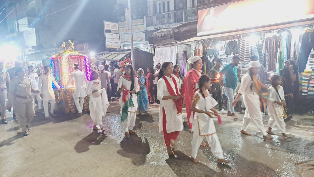 npppaliakalan's tweet photo. ☣️ जीरो वेस्ट इवेन्ट की परिकल्पना के साथ @npppaliakalan में निकाली गयी महर्षि वाल्मीकि की शोभायात्रा

☣️ शोभायात्रा के मार्ग की झाड़ू लगाकर सफाई से स्वच्छता की अनूठी मिशाल दिखाई दी जो आगामी स्वच्छ सर्वेक्षण में शहर की रैंकिंग को उत्कृष्ट किये जाने में सहयोगी होंगे।

#zerowaste https://t.co/qANCyKDygA