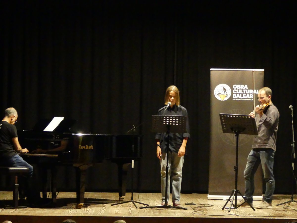 ocbcat's tweet photo. 🎉 L'OCB no s'atura de créixer i l'acte de presentació de la delegació de Bunyola de l'@ocbcat va omplir de gent el Teatre Rafel Ramis per refermar el seu compromís amb la llengua, la cultura i el país.

🗣️ El president de l'entitat, Antoni Llabrés, va assenyalar que necessitam una societat civil mobilitzada que s'organitzi en defensa de la llengua i el país i l'@ocbcat és el motor d'aquesta mobilització, on les seves delegacions són la xarxa que ho fa possible, i va convidar els assistents a participar i col·laborar activament amb l'entitat.

🎹 L'acte va comptar amb l'actuació del pianista Miquel Brunet i del violinista Eduard Riera 🎻