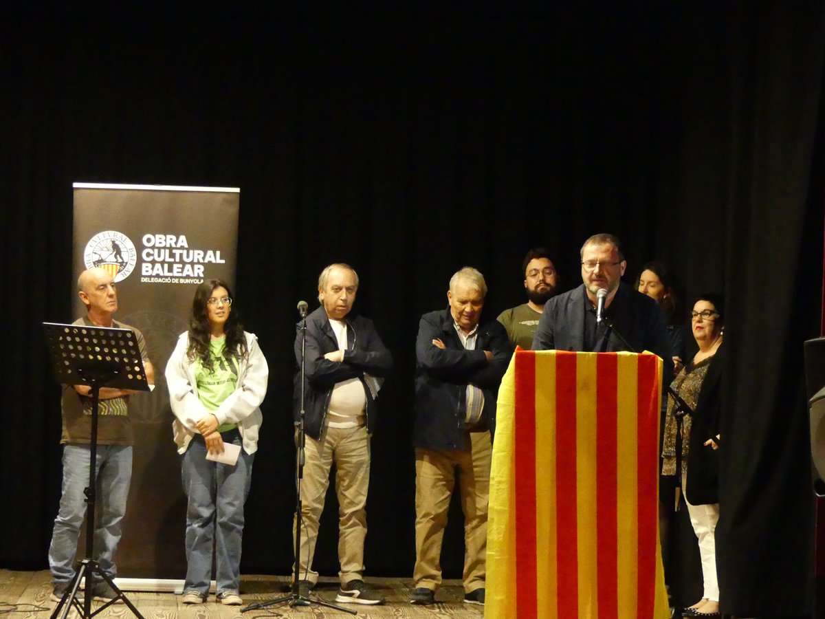 ocbcat's tweet photo. 🎉 L'OCB no s'atura de créixer i l'acte de presentació de la delegació de Bunyola de l'@ocbcat va omplir de gent el Teatre Rafel Ramis per refermar el seu compromís amb la llengua, la cultura i el país.

🗣️ El president de l'entitat, Antoni Llabrés, va assenyalar que necessitam una societat civil mobilitzada que s'organitzi en defensa de la llengua i el país i l'@ocbcat és el motor d'aquesta mobilització, on les seves delegacions són la xarxa que ho fa possible, i va convidar els assistents a participar i col·laborar activament amb l'entitat.

🎹 L'acte va comptar amb l'actuació del pianista Miquel Brunet i del violinista Eduard Riera 🎻