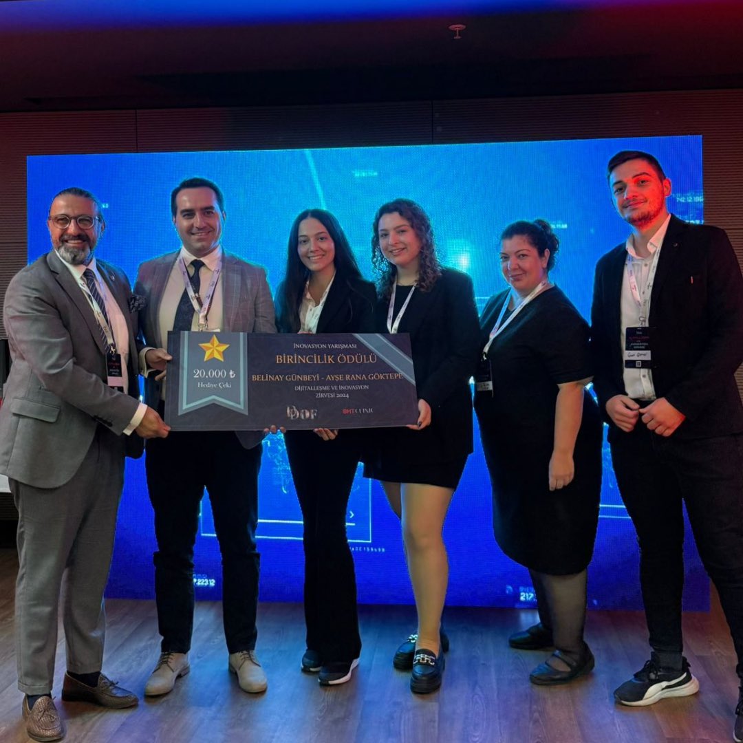18 Ekim 2024 tarihinde BHT Tema İstanbul’da gerçekleşen 2. Sağlıkta Dijitalleşme ve İnovasyon Zirvesi kapsamında düzenlenen proje yarışmasında, Tıp Fakültesi 2. sınıf öğrencilerimiz Belinay Günbeyi ve Rana Göktepe ile AR-GE ekibinden Ümit Çiftçi’nin sunduğu ve Danışmanlığını Tıp