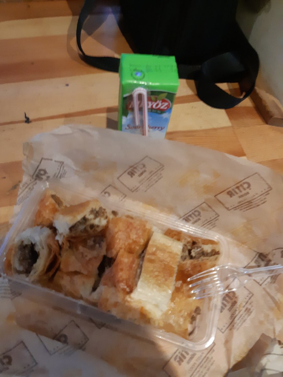 macittastan's tweet photo. Dijital platforma dizi yapıyorsun ama yardımcı oyuncu diye çağırdığın insanlara ayakta, soğumuş 3 kuruşluk börek yedirip, ekibine açık büfe kahvaltı vererek ayrımcılık yapıyorsun. Aman sakın "Hiçbir canlıya zarar verilmemiştir." diye yazmayı unutmayın! https://t.co/8hulrgS2yh
