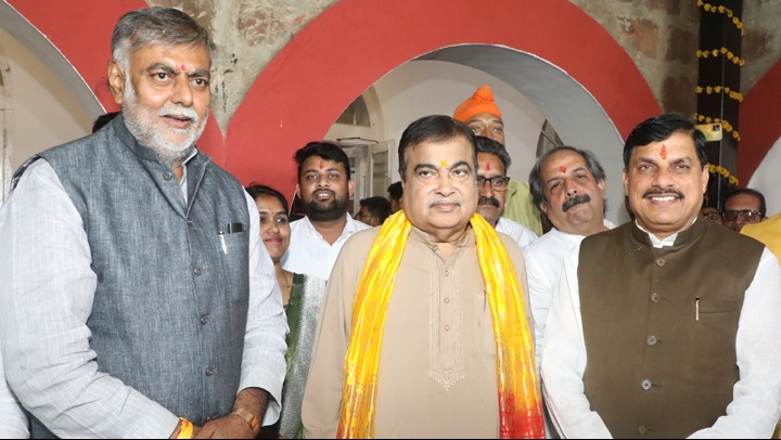 minprdd's tweet photo. मुख्यमंत्री डॉ. मोहन यादव और केंद्रीय सड़क एवं परिवहन मंत्री श्री @nitin_gadkari का प्रदेश के पंचायत एवं ग्रामीण विकास मंत्री श्री @prahladspatel ने अपने निवास पर स्वागत किया।
@DrMohanYadav51
@NHAI_Official
#Bhopal #MPRoadsToGrowth https://t.co/rUp30npTTV