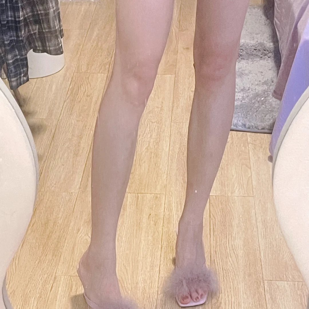 Hashyiuc's tweet image. New manicure and new shoes, who can resist taking photos?