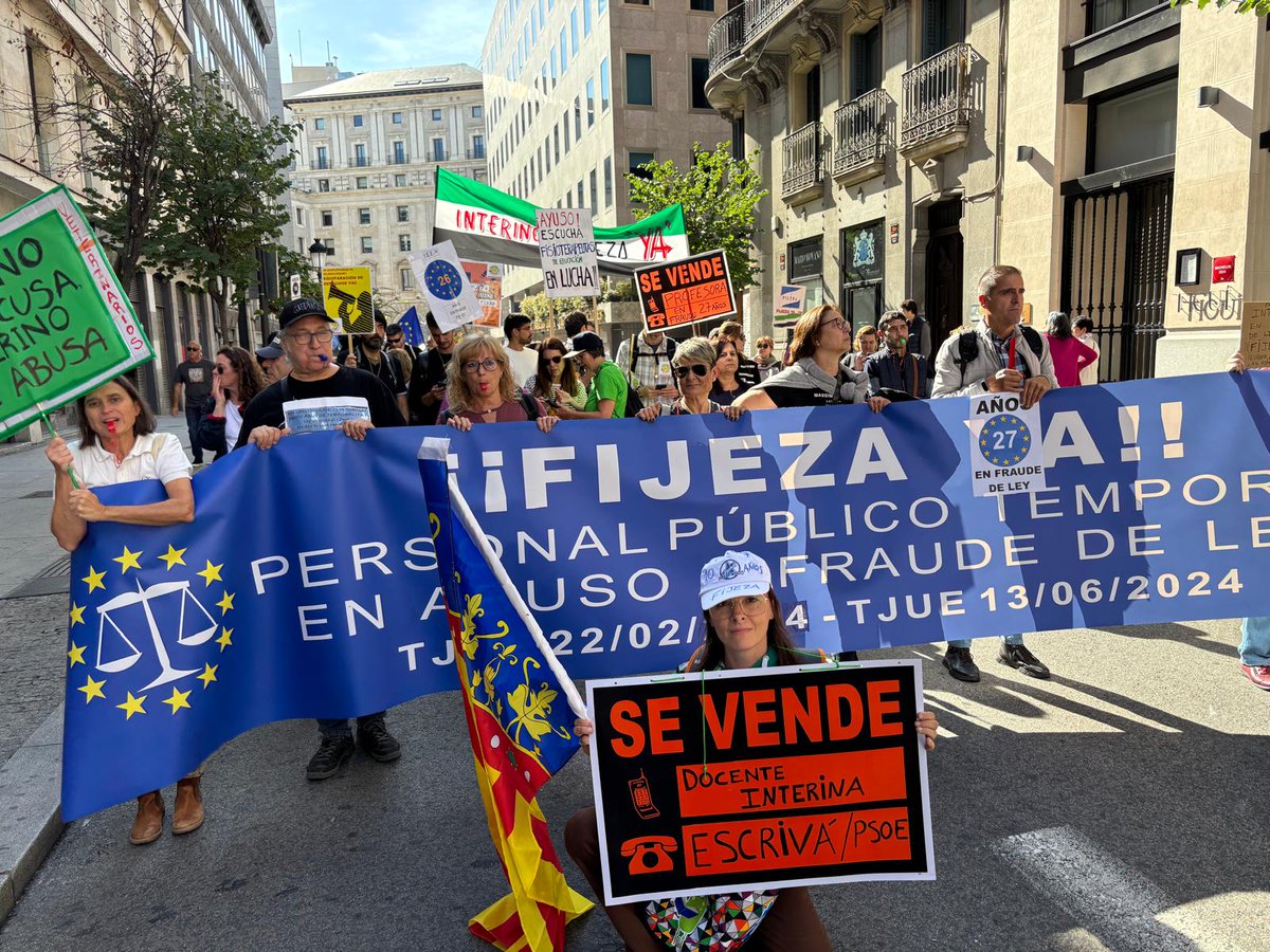 Nosotras también estamos en #Madrid junto a más colectivos para recordar al ministro <a href="/oscarlopeztwit/">Oscar López Agueda</a> que en España no se aplica la directiva europea en materia de abuso de temporalidad en las AAPP. 
#19OctYoVoy #QuienesEstamosNosQuedamos