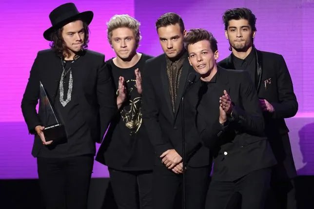 zaynmaliknewsIT's tweet photo. Il 17 ottobre, gli One Direction hanno ottenuto il più grande numero di streaming di sempre su Spotify, con 57,5 ​​milioni di stream.

"Night Changes" sale di 68 posizioni, raggiungendo il n. 6 nella classifica globale Spotify con 4,65 milioni di stream.

💔 https://t.co/cM5E66P5cu