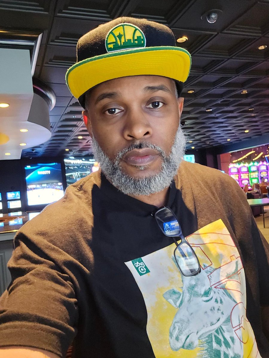 Louismanoraised's tweet photo. If life is a gamble then let me play it loud and clear💪🏾🎰 #saltandpepperbeard #casino #tryingmyluck #latenights https://t.co/0z0Ou1ZOnf