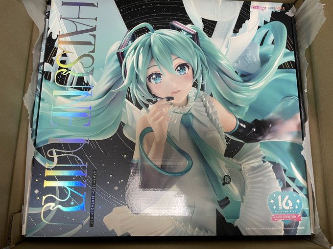 ミクさん届いた～かわいい!
紙がビリビリなのは取り出せないほどダンボールのサイズがギチギチなせいです 