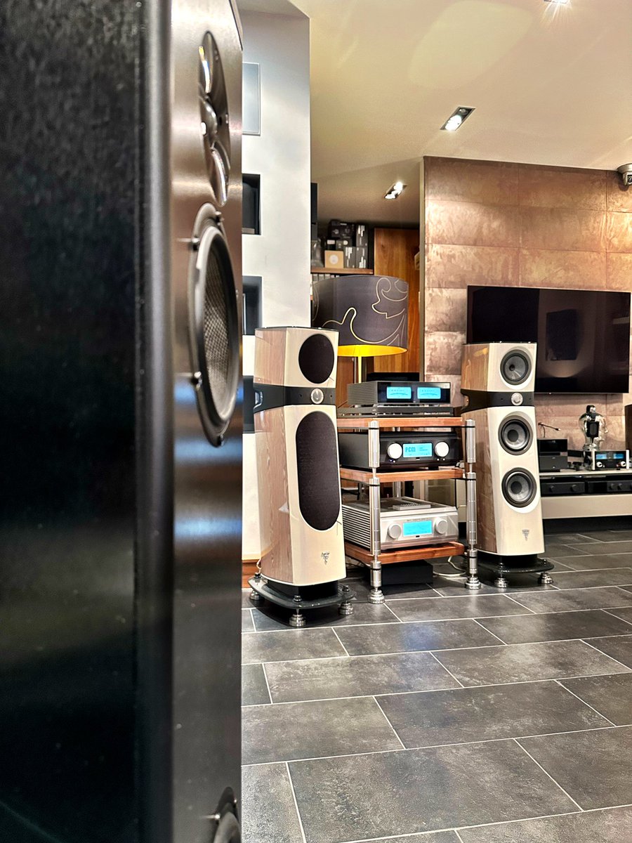 AudioVenue's tweet photo. Want a closer look or maybe a listen ?
.
#musicalfidelity #sounds #music #nuvistadac #nuvista #music #audio #hifi #hifilondon #hifiberkshire #ealing #maidenhead #hifirose #audioluxury #audioroom #nuvista800.2 #analoguedac #dac #focal #wellfloat .#focalsopra #sopra2 https://t.co/ZuqRMcPLoA