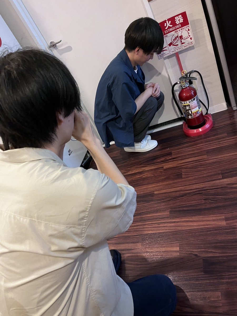 #コヤマカイ 
第二部に向けて
ランダムチェキ撮影中！

野田くんが撮る小黒くん…
これは…どういうテーマ？？？

18：30開演です❣️

チケットはこちらから🔻
eplus.jp/sf/detail/4156…