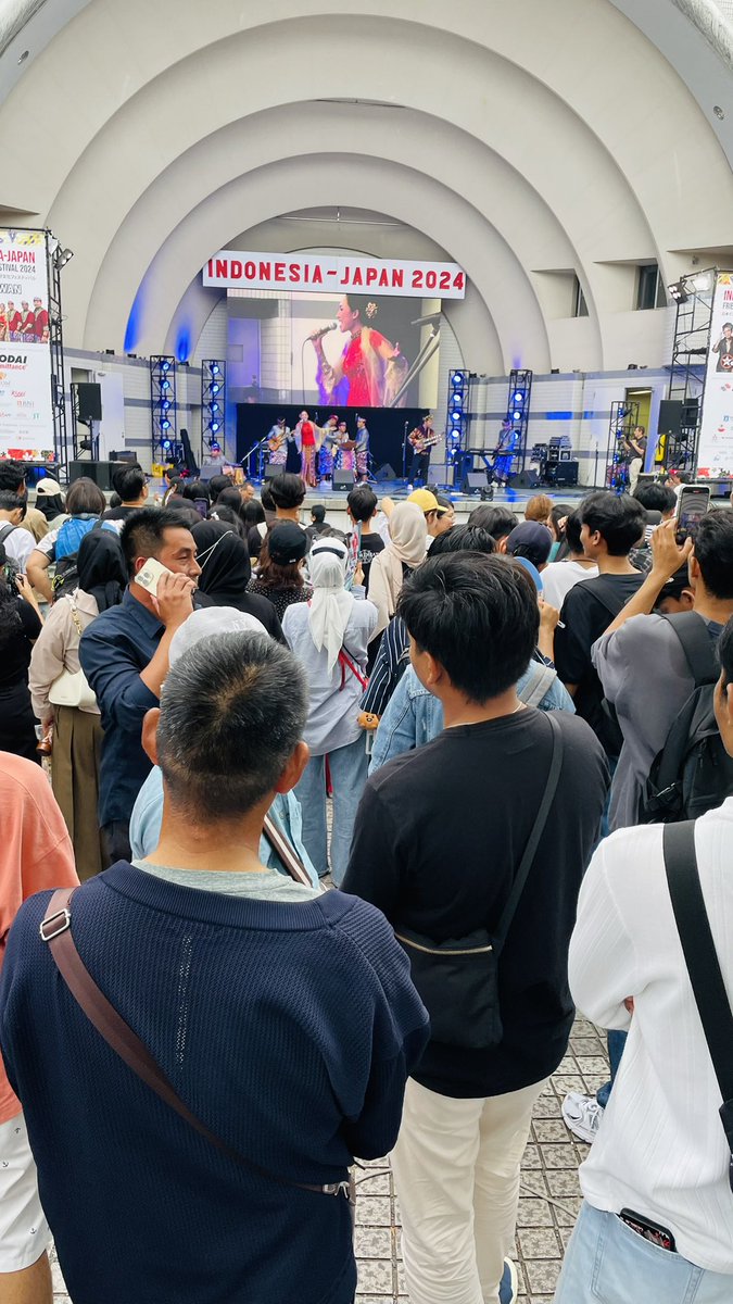 Anju_My_iCE38_6's tweet photo. 代々木でやってるインドネシアフェス来たんだけど異国すぎてお母さんと爆笑してるめっちゃ楽しいwwwwあとDa-iCEも見れた!! #Da_iCE #タイムシークレット #俺たちこう見えてスキンケア中 #BALAWAN https://t.co/stw9sbJRma
