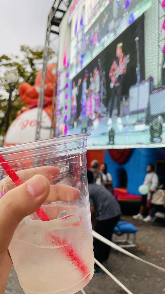 Anju_My_iCE38_6's tweet photo. 代々木でやってるインドネシアフェス来たんだけど異国すぎてお母さんと爆笑してるめっちゃ楽しいwwwwあとDa-iCEも見れた!! #Da_iCE #タイムシークレット #俺たちこう見えてスキンケア中 #BALAWAN https://t.co/stw9sbJRma