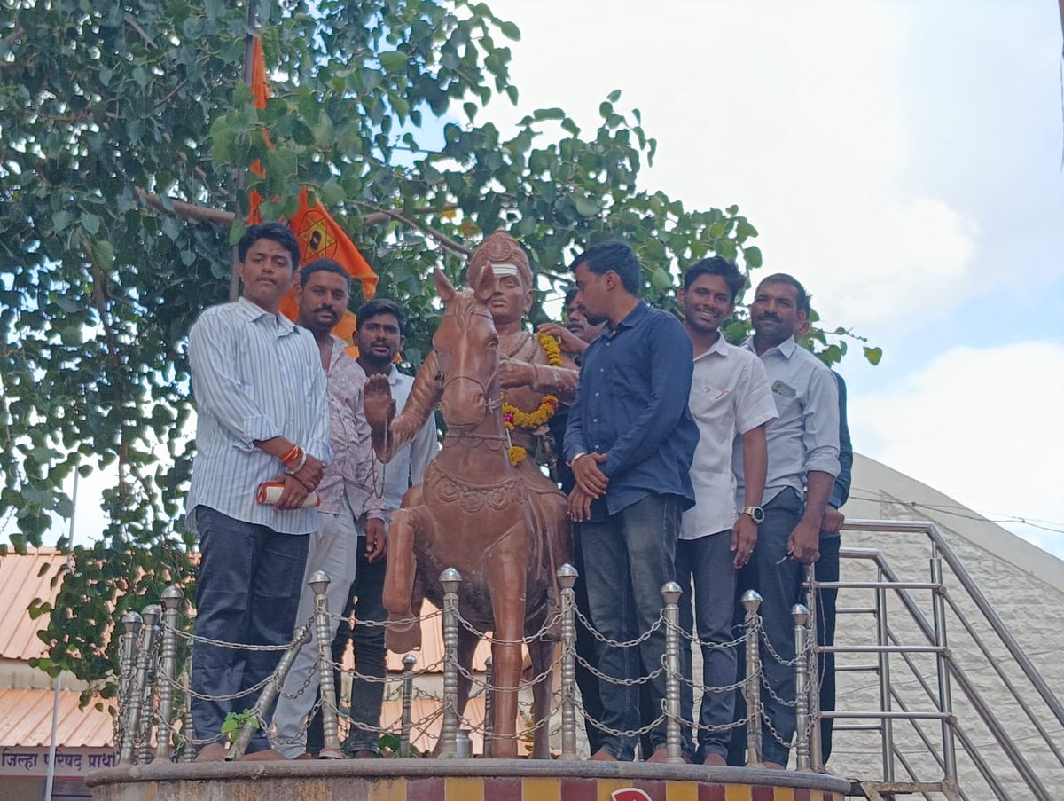 ABVPSangli's tweet photo. अखिल भारतीय विद्यार्थी परिषद, सांगली विभाग

" शिवमल्हार यात्रा " 

दि.१८-१०-२०२४ रोजी 
जत तालुक्यातील बीळूर ग्रामस्थांनी रथाचे पूजन व स्वागत केले. तसेच प्रमोद गेज्जी यांनी ग्रामस्थांना शिवमल्हार यात्रेबाबत माहिती सांगितली.

#ShivMalharYatra
#ABVPSangli https://t.co/eL1GCMeg6I