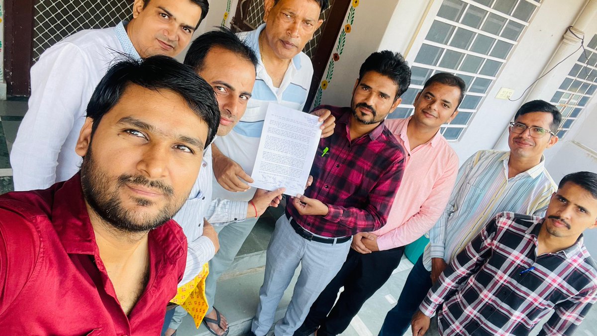 TheSunilBci's tweet photo. आज सुबह निवाई ब्लॉक के सभी कंप्यूटर अनुदेशक साथियों ने निवाई - पीपलू के लोकप्रिय विधायक श्रीमान रामसहाय जी वर्मा से मुलाकात की वह कंप्यूटर अनुदेशकों के पदनाम वेतन विसंगति व पदोन्नति से संबं��ित समस्याओं पर विस्तार पूर्वक चर्चा की और उनको ज्ञापन दिया गया उन्होंने आश्वाशन दिया https://t.co/8beAkz2xHT
