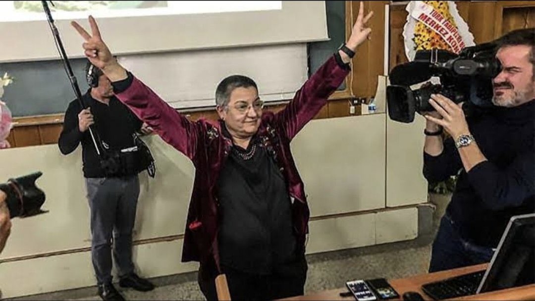 slmhktn's tweet photo. UNUTMA!!

Üzerine vazife olmayan her konuda açıklama yapan Türk Tabipler Birliği ve Türk Silahlı Kuvvetlerine iftira atan Şebnem Korur Fincancı, Yenidoğan Çetesi ve acımasızca katledilen bebekler hakkında hiçbir açıklama yapmadı. https://t.co/jYbOhXIV3d