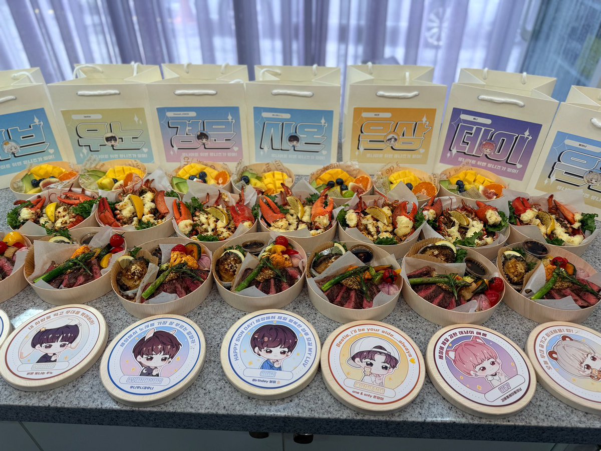 IEunhoYOUNITE's tweet photo. 𝟮𝟰𝟭𝟬𝟭𝟵 𝗗𝗥𝗘𝗔𝗠 𝗖𝗢𝗡𝗖𝗘𝗥𝗧 𝗦𝗨𝗣𝗣𝗢𝗥𝗧

유나이트 뒤엔 유니즈가 있어~🫂
드콘 위해 음식 서포트를 준비했어!
무대를 찢어버리고 좋은 하루 보냉✨💞

#유나이트 #YOUNITE #은호 #EUNHO #ウンホ https://t.co/TyfNBLSW4H