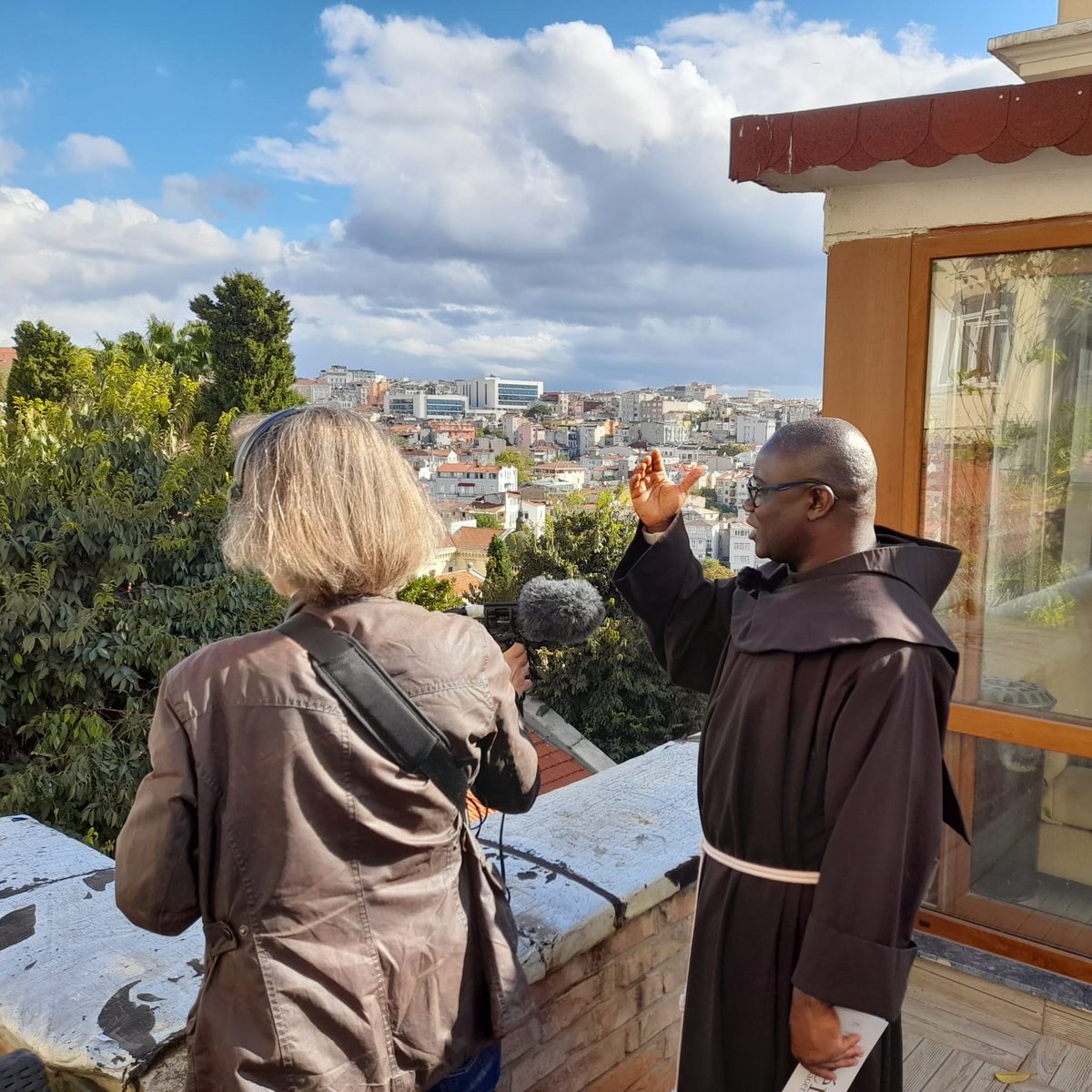 ISTANBUL > à la rencontre des congrégations catholiques, qui œuvrent chaque jour au dialogue interreligieux Enregistrements de la 3ème saison des "Passagers de Péra" à découvrir en 2025 <a href="/OeuvredOrient/">L'Œuvre d'Orient</a> <a href="/ifturquie/">Institut français de Turquie</a> <a href="/IFEAIstanbul/">IFEA</a> <a href="/Micro_sillons/">Micro-sillons</a>
Avec <a href="/AugerAntoine1/">Auger Antoine</a> et Anne Kropotkine