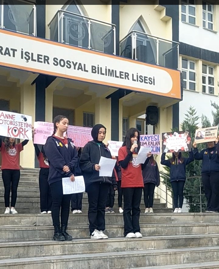 Kadın hakları farkındalığını artırmak için okulumuz öğrencileri tören öncesi afişlerle öğrencilerimizin bilinçlenmesi bağlamında konuşma yaptılar. Annenin evladından razı olması, evlada cenneti kazandırdığı için, Efendimiz (sav) annenin ayağının altına cenneti koymuştur.