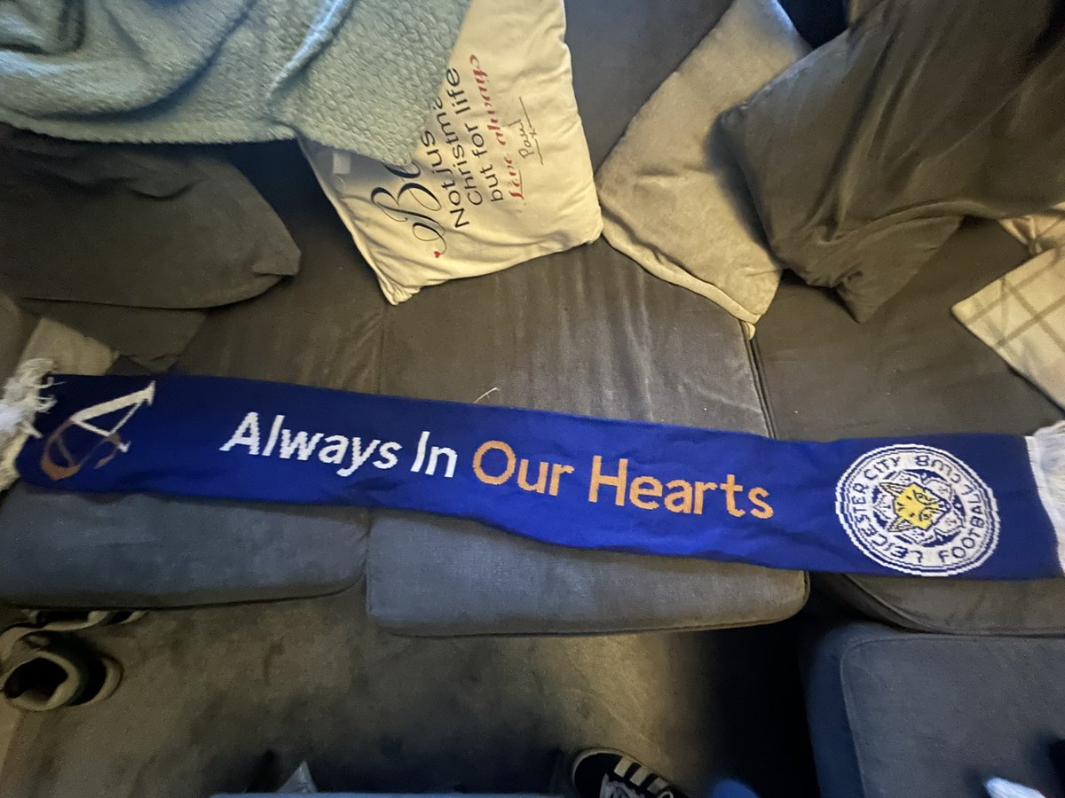 Natclarke23's tweet image. Only one scarf being worn today #formydad 💙🦊💔