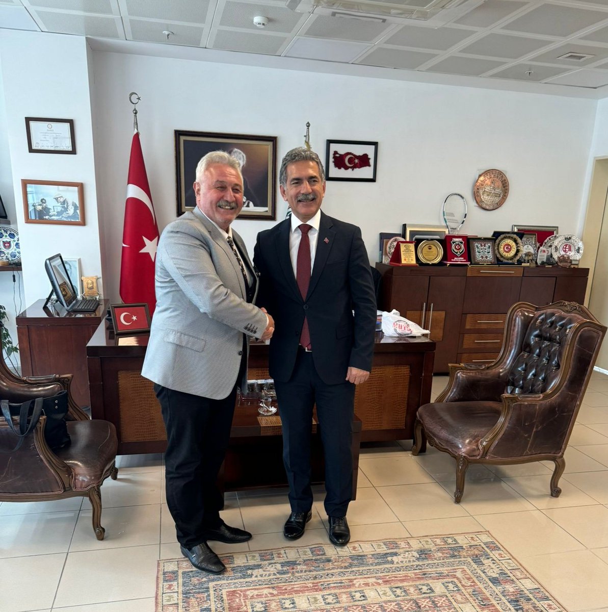 SebahattinTet18's tweet photo. Bursa Vali' si Sn. EROL AYYILDIZ' ı, Bursa Emniyet Müdürü Sn. Dr. SABİT AKIN ZAİMOĞLU ve Gemlik Belediye Başkanı Sn. ŞÜKRÜ DEVİREN' i makamlarında ziyarette bulundum. İlgi ve alâkalarından dolayı kendilerine ayrı ayrı teşekkür ederim. https://t.co/NGPQecJopf