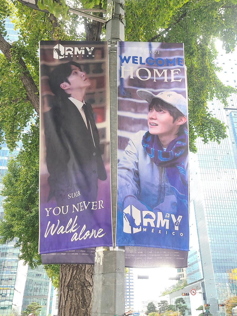 Sandybelldell's tweet photo. Banners from ARMY Mexico by HYBE building! I teared up๐ญ you never walk alone for Yoongi and Welcome for Hobi ๐ I meet so many Mexican ARMY here and from many other countries, no matter where we are from our hearts live in the same time zone๐โจ๏ธ๐ thank you ARMYs ๐ https://t.co/m7cjzFWCWU