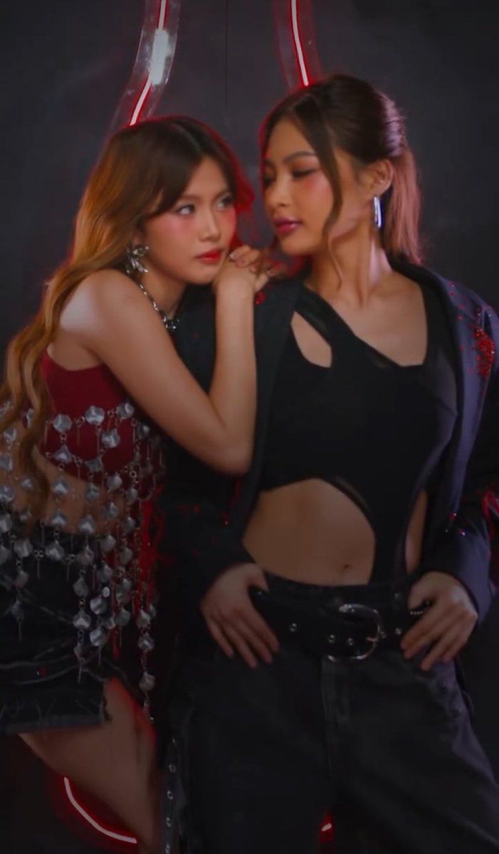 AwraBriguelaaa's tweet photo. UHMMMM— PLEASE THE CHEMISTRY?!! apaka sarap talaga mabuhay lalo na pag laging may gantong ayuda LORD https://t.co/HVX2Thf5iz