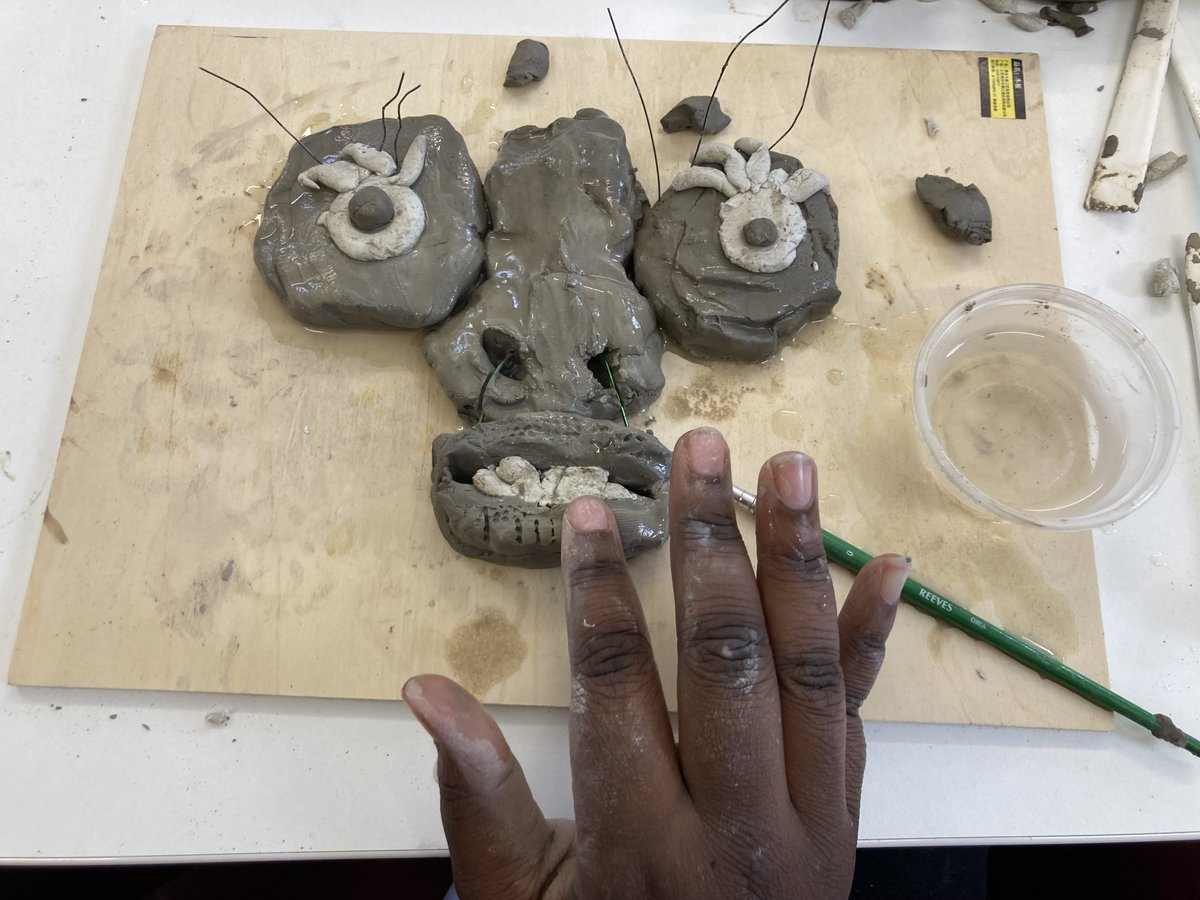 Bethlem_Gallery's tweet photo. Photos from another recent schools workshop with Chaffinch Brook School @BeckmeadTrust
This clay workshop looked at our retrospective exhibition of work by Courtney (1964-2024) and the shapes of the faces he created.
#SchoolsWorkshops #Autism
@nhs_maudsley @maudsleycharity https://t.co/FjUNfXkUcP