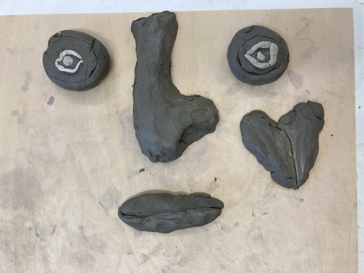 Bethlem_Gallery's tweet photo. Photos from another recent schools workshop with Chaffinch Brook School @BeckmeadTrust
This clay workshop looked at our retrospective exhibition of work by Courtney (1964-2024) and the shapes of the faces he created.
#SchoolsWorkshops #Autism
@nhs_maudsley @maudsleycharity https://t.co/FjUNfXkUcP