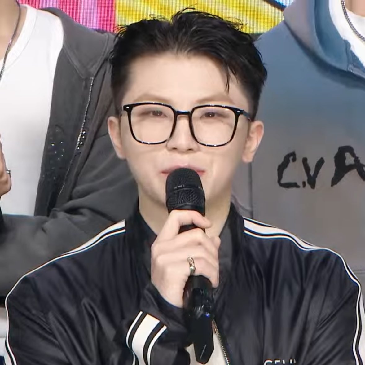 EVERYW0NWOO's tweet photo. THIS WOOZI HAIRSTYLE OMG 😳😳 HE LOOKS SO GOOD!!!! 😩🫠 https://t.co/7Tn22quO52