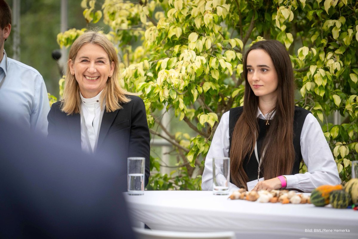 BMLUK_gv_at's tweet photo. Das war unser Get-Together im wunderschönen Palmenhaus Augarten! 🌴✨
Unsere Sektion Recht begrüßt zwei neue Abteilungen. Das Event bat die perfekte Gelegenheit, sich gegenseitig besser kennenzulernen und als Team zusammenzuwachsen. 🤝
#GemeinsamWachsen #TeamBuilding #TeamBML https://t.co/PC8zrEXxss