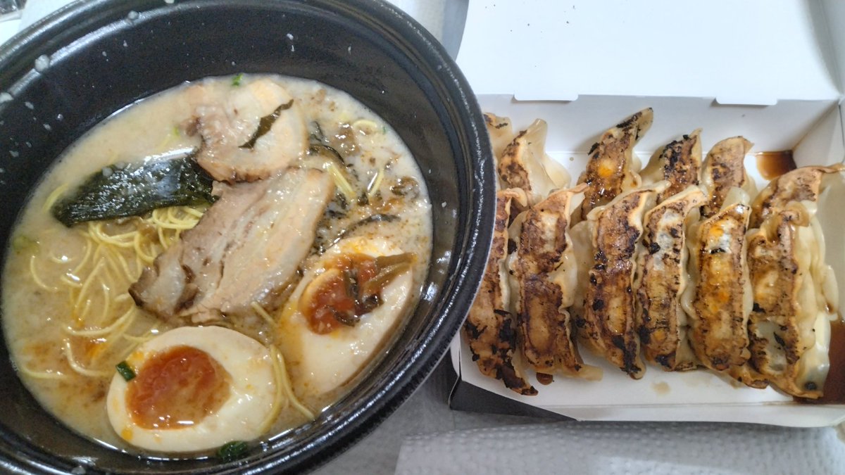 _coolrisky_'s tweet photo. ラーメンと餃子

拉麺
餃子

朝昼晩飯？
ウーバーイーツ

#ラーメン
#餃子
#ずんどう屋 https://t.co/VxLagr2kUr