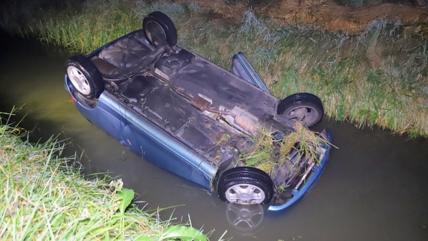 Auto in Zoelen in de sloot, eigenaar spoorloos