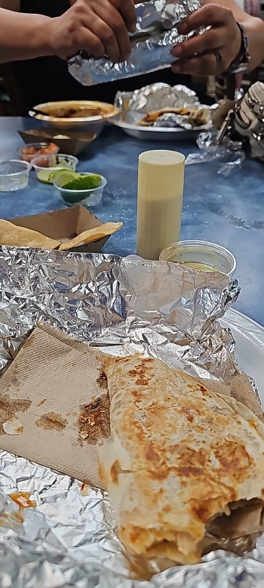 El hambre 😋 una quesadilla con pollo muerto 😅