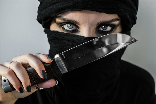 delestoile's tweet photo. 🇫🇷 Miluza. Matka poderżnęła gardło własnej córce. 11 października muzułmańska firma pogrzebowa zadzwoniła na policję z informacją, że klientka chce pochować córkę bez świadectwa zgonu.
Na miejscu okazało się, że 19-latka została zabita. Śledczy odkryli „miejsce zbrodni, a ofiara leżała na podłodze swojego pokoju owinięta w prześcieradło”. Miała 16 ran od noża, w tym głębokie rany szyi „graniczące z dekapitacją”. Sekcja zwłok potwierdziła, że miała poderżnięte gardło i że nosiła rany wskazujące na stawianie oporu. „Miejsce zbrodni zostało wcześniej skrupulatnie posprzątane”.
Matka ofiary, którą znaleziono siedzącą na łóżku i mruczącą modlitwy, została aresztowana. „Chociaż jest Francuzką, urodziła się we Francji i wychowała we Francji odmawia porozumiewania się w innym języku niż arabski”. 44-letnia matka widnieje w aktach służb od 2019 r. z powodu islamskiej radykalizacji. „Poświęciła swoje życie religii.” Jej córka od kilku lat nie uczęszczała do szkoły i podlegała nadzorowi prawnemu z upoważnienia sędziego ds. nieletnich, który próbował uwolnić ją od wpływu zislamizowanej matki.
https://t.co/DVjy1585LL