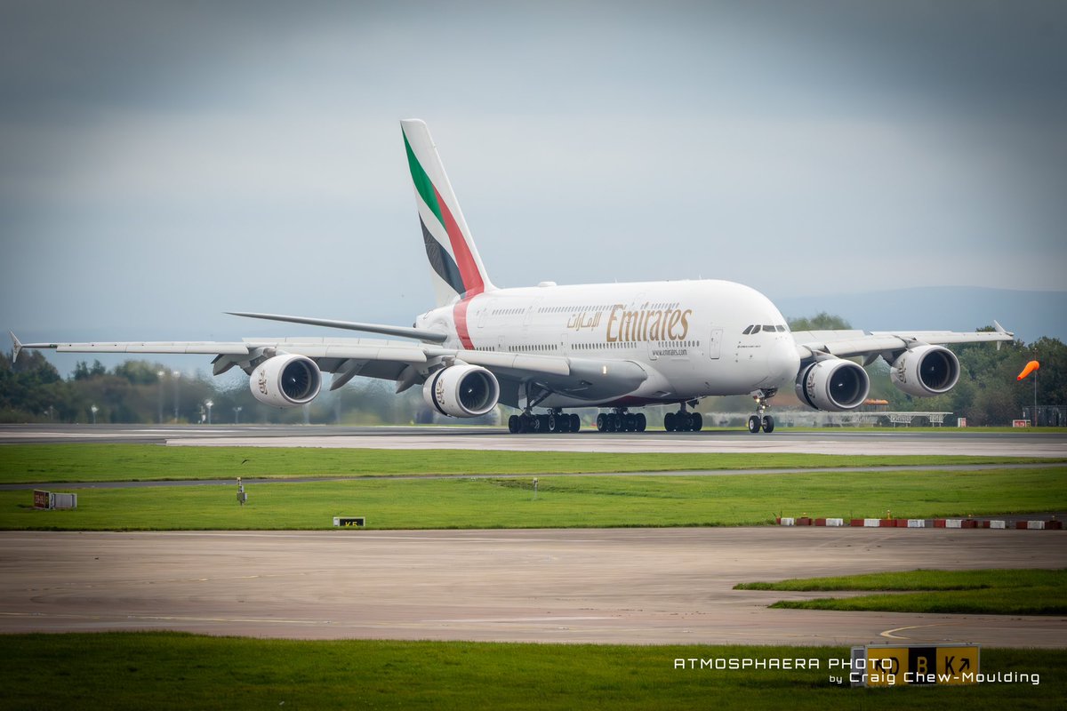 tmosphaera's tweet photo. #avgeek @emirates @Airbus A380-800 A6-EOM #aircraft #aviationgeek #plane_picture #dailyplanepics #excellentaviation 
@PlaneSpotIsCool @AeroResource #Thinkplanes @endaburke81 @_airlinerworld #aviation https://t.co/ipfCsV9OTe