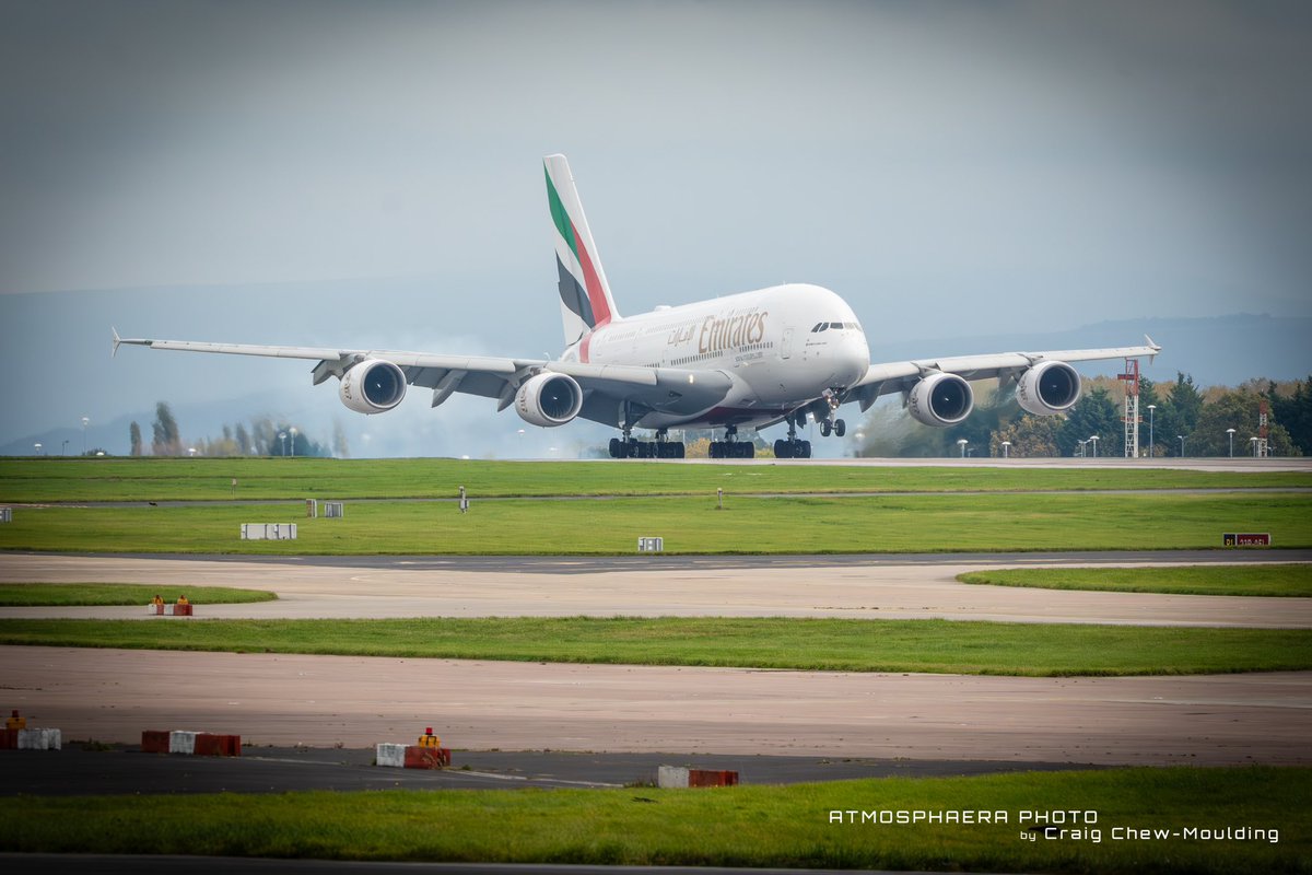 tmosphaera's tweet photo. #avgeek @emirates @Airbus A380-800 A6-EOM #aircraft #aviationgeek #plane_picture #dailyplanepics #excellentaviation 
@PlaneSpotIsCool @AeroResource #Thinkplanes @endaburke81 @_airlinerworld #aviation https://t.co/ipfCsV9OTe
