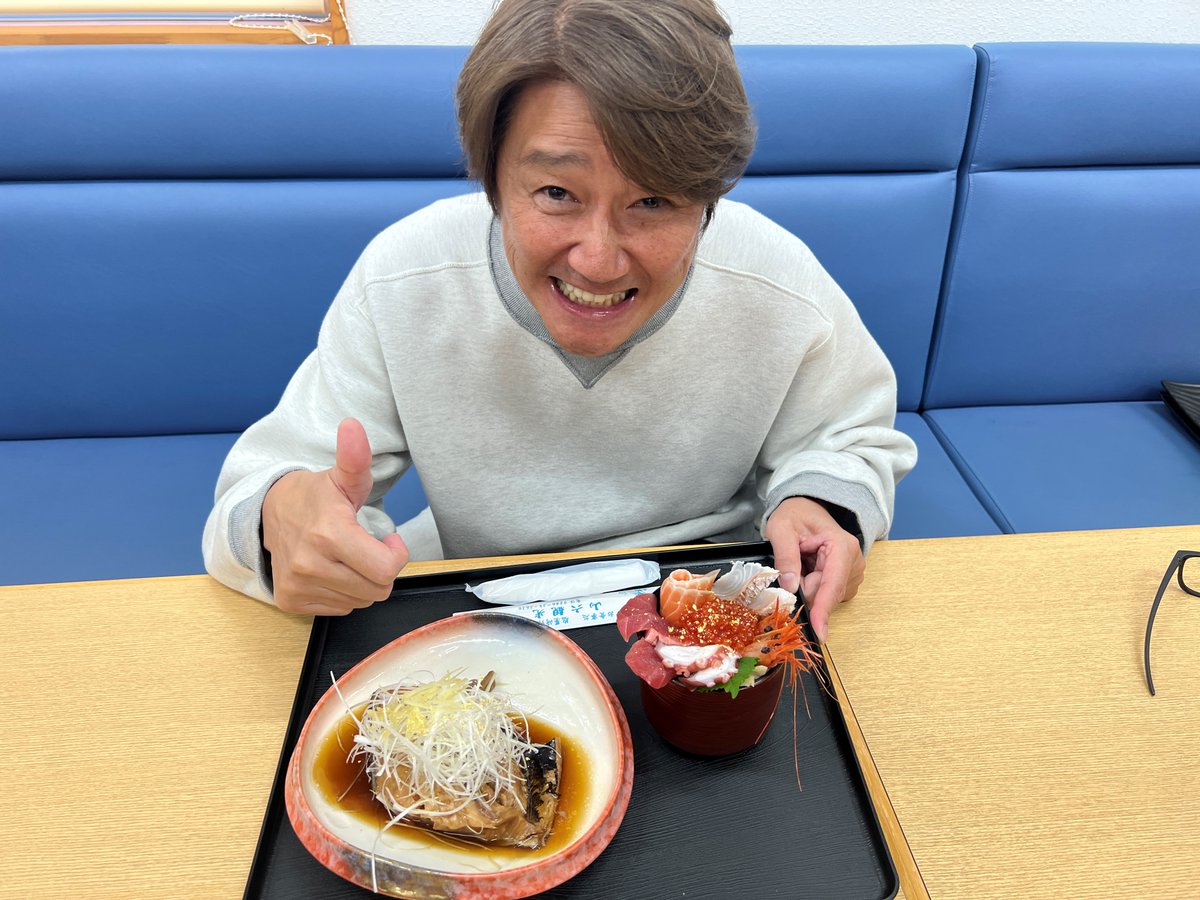 近藤真彦さん監修🐟️✨ギンギラギン煮御膳

雲雀乃苑向かいにある山六観光さんでは、近藤真彦さん監修の「ギンギラギン煮御膳」を本日より提供を始めました！！

ギンダラの煮付けとミニ海鮮丼のセットで、丼には金粉がちらしてあり、御膳が輝いています✨