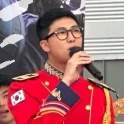 RM91227's tweet photo. 오늘 안경 쓰고 행사한 남준이 ❤️🖤 https://t.co/3RmPEN3tYX