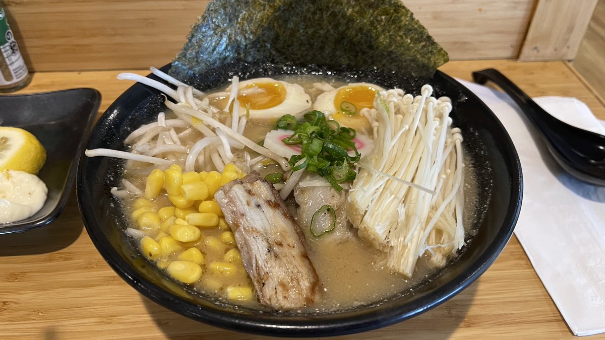 masegi's tweet photo. 写真漁ってたら、ネバダ州リノのラーメン屋の“食べ手の技術が試される一杯”���てきた https://t.co/QptoZRf5bS