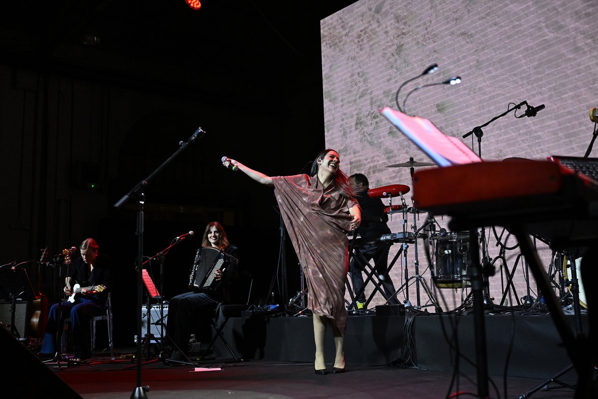 fpa's tweet photo. 🎶​@Annibsweet, @valeriacasrod, @TulsaMiren  e @ivanferreiro  interpretan algunas de las canciones más importantes de la carrera de Joan Manuel Serrat, en un concierto coordinado por @amaroferreiro  con la dirección musical del artista y productor @RickyFalkner.

©FPA | Yeray Menéndez
©FPA | Iván Martínez

#PremiosPrincesadeAsturias