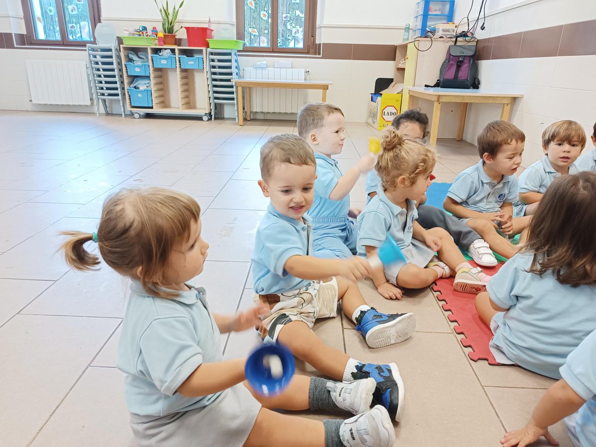 carmelitestgn's tweet photo. #ADMTWC #LLARC A la classe de les cireres a l'hora de fer música ho passen molt bé. Fem música, tothom ben atent! #viucarmelites #aprenemfent https://t.co/h2acTKSkji