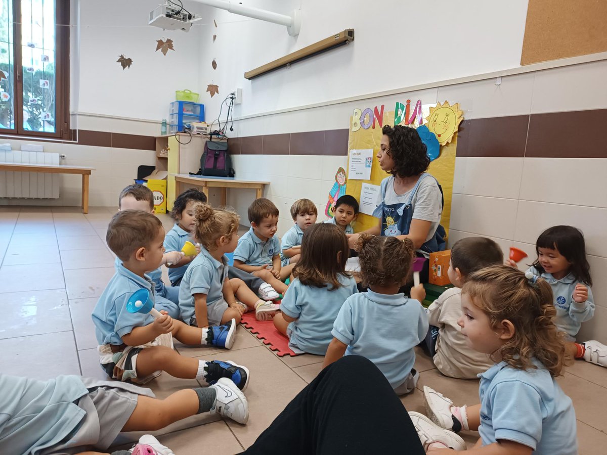 carmelitestgn's tweet photo. #ADMTWC #LLARC A la classe de les cireres a l'hora de fer música ho passen molt bé. Fem música, tothom ben atent! #viucarmelites #aprenemfent https://t.co/h2acTKSkji