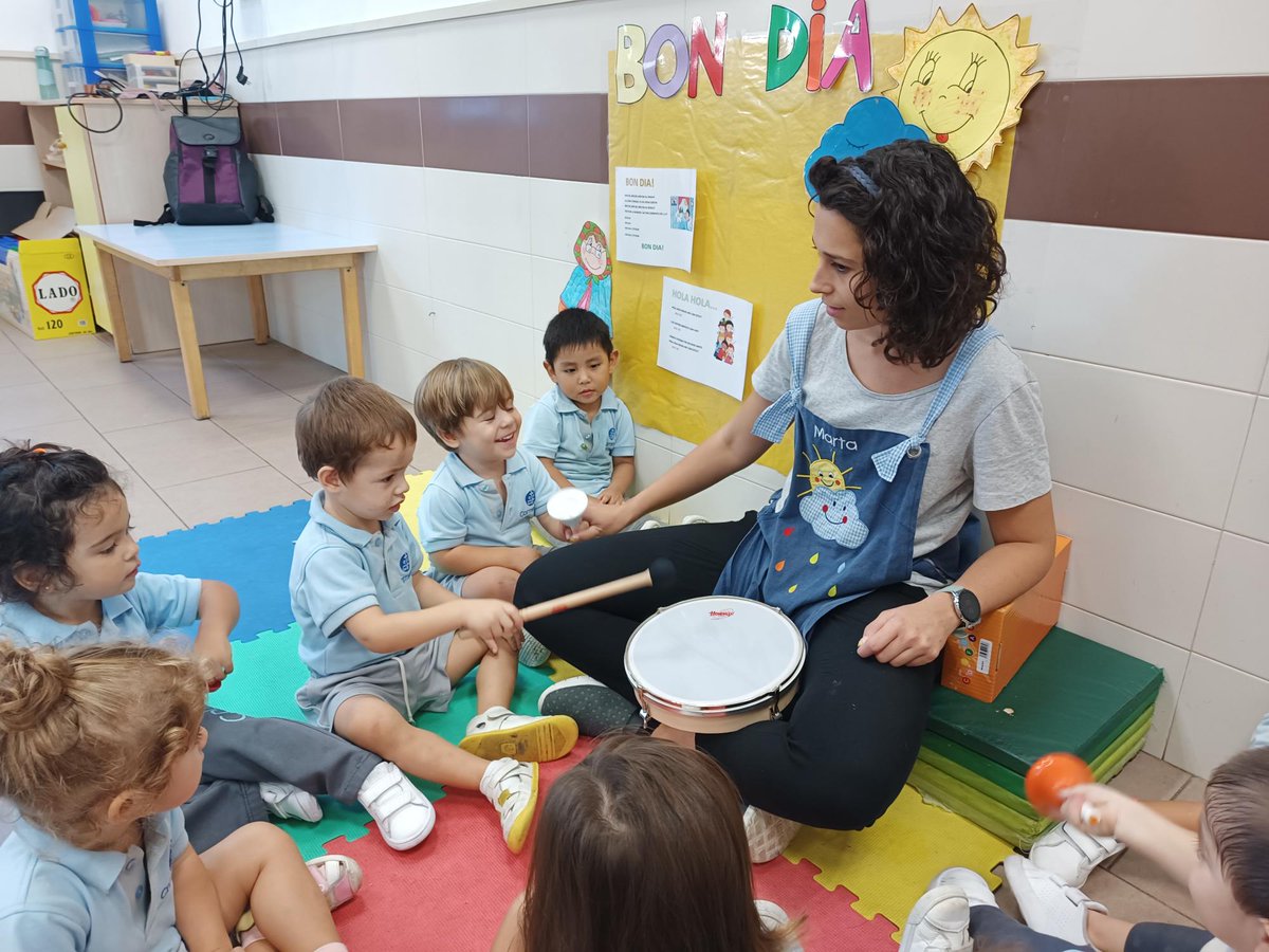 carmelitestgn's tweet photo. #ADMTWC #LLARC A la classe de les cireres a l'hora de fer música ho passen molt bé. Fem música, tothom ben atent! #viucarmelites #aprenemfent https://t.co/h2acTKSkji