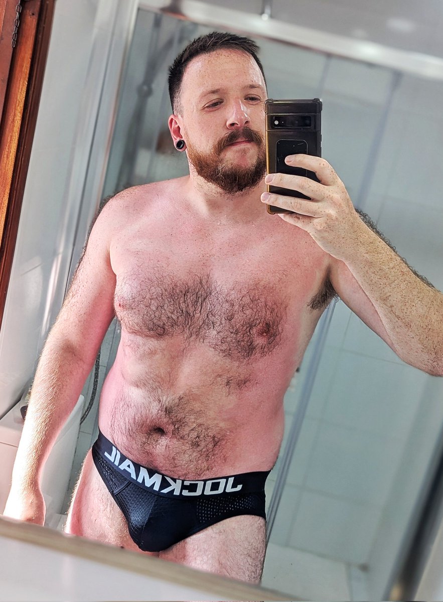 ThatSillyBeef's tweet photo. Sadly realised that I'm now only just over 6ft instead of 6'1 like j thought I was 😭

(ft sunburnt me from holiday in September lol) https://t.co/rRKRUwAhFa