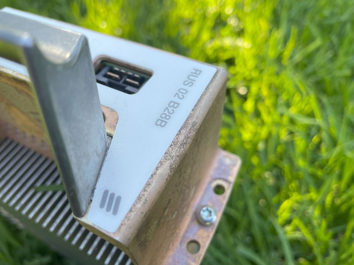 JanusCycle's tweet photo. With Australia's 3G networks now being ripped out, it's never been a better time to grab some tossed out infrastructure #3GShutdown
Though I believe this abandoned Ericsson RUS 02 B28B is actually for the 2G section of a mobile phone base station. https://t.co/fYbPuJiL0x