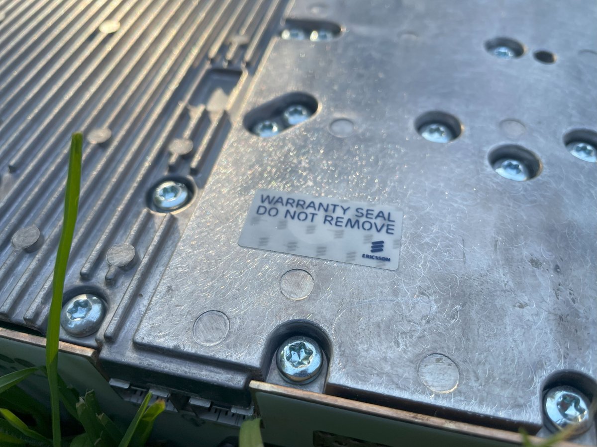 JanusCycle's tweet photo. With Australia's 3G networks now being ripped out, it's never been a better time to grab some tossed out infrastructure #3GShutdown
Though I believe this abandoned Ericsson RUS 02 B28B is actually for the 2G section of a mobile phone base station. https://t.co/fYbPuJiL0x