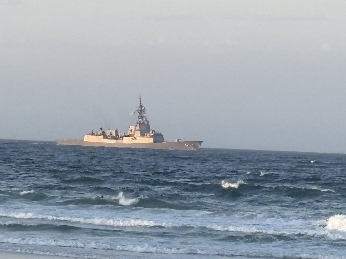 jonti13's tweet photo. HMAS Sydney passing Tugun https://t.co/3apiopP1iw