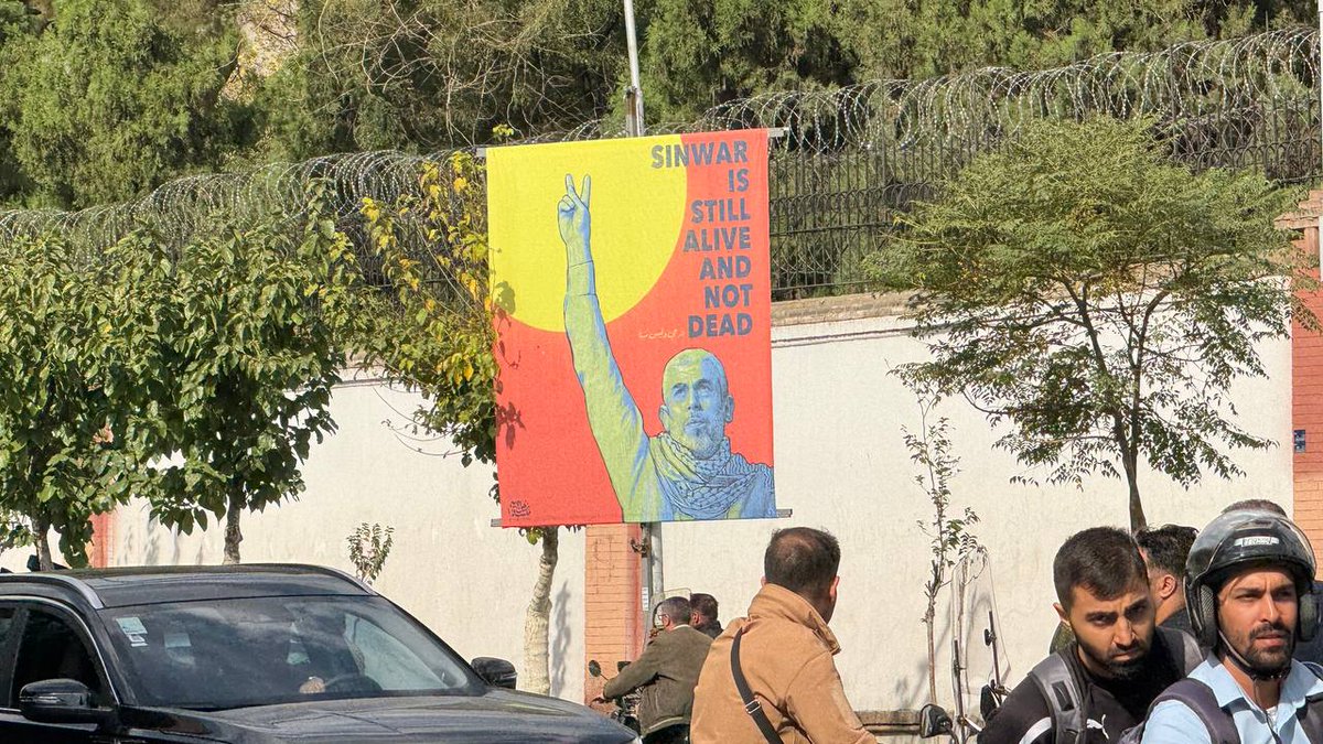 sadeghnikoo's tweet photo. اکران تصاویر سنوار جلوی سفارت‌خانه‌ کشورهای اروپایی و بی‌غیرت‌های حاشیه خلیج فارس

سنوار هنوز زنده است https://t.co/bX9TVo8Gf0