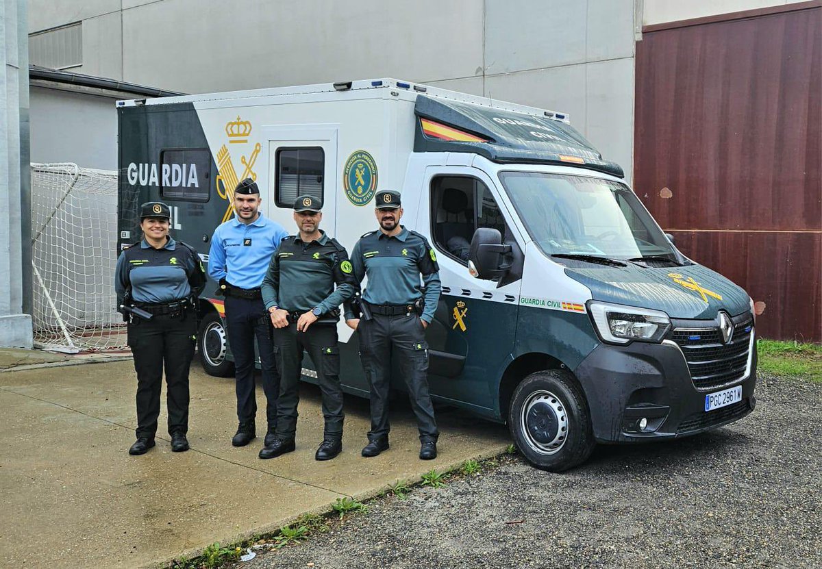 Gendarmerie_074's tweet photo. Début des #vacances pour les plus chanceux ! 
L’occasion de voyager en #Espagne où le gendarme Stacy de la briagde de #groisy est détaché dans le cadre des brigades européennes au sein de la @guardiacivil. 

La coopération internationale au service de votre protection 🇪🇸🇫🇷 https://t.co/Uob42PBlxc