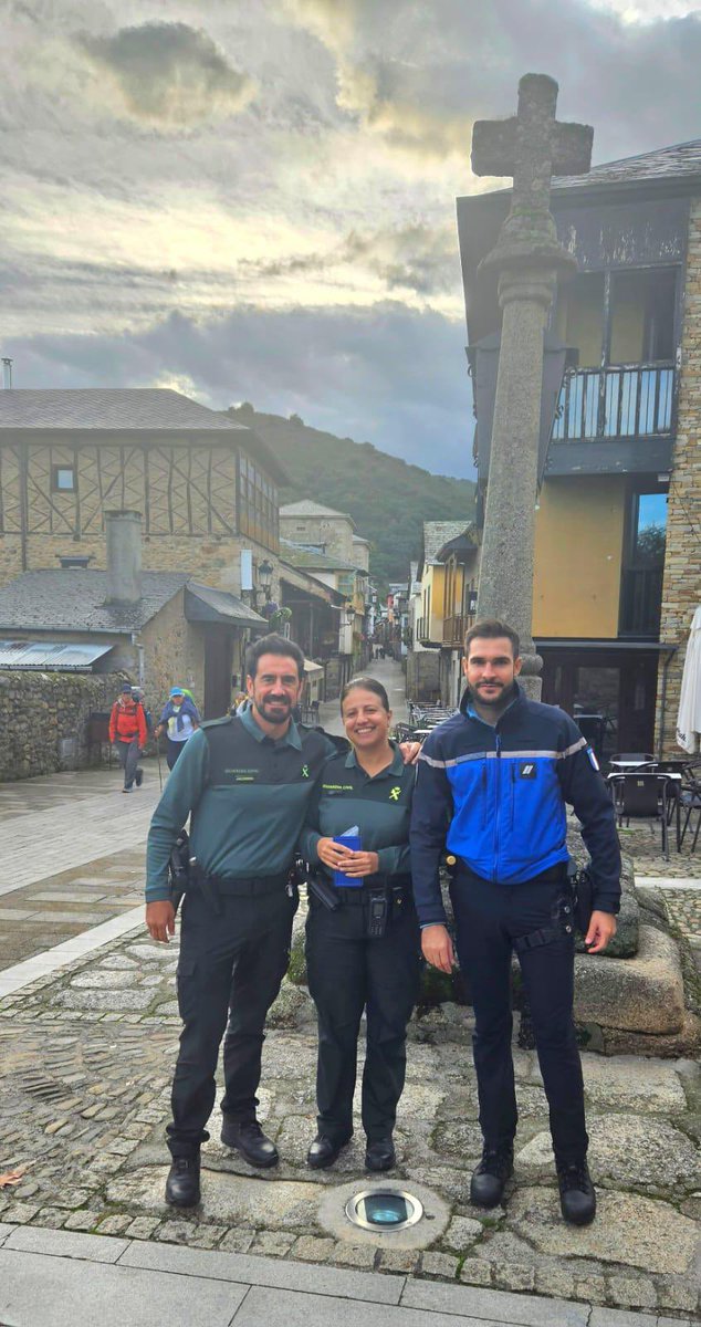 Gendarmerie_074's tweet photo. Début des #vacances pour les plus chanceux ! 
L’occasion de voyager en #Espagne où le gendarme Stacy de la briagde de #groisy est détaché dans le cadre des brigades européennes au sein de la @guardiacivil. 

La coopération internationale au service de votre protection 🇪🇸🇫🇷 https://t.co/Uob42PBlxc