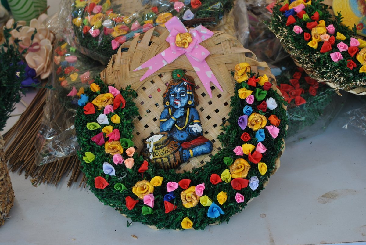 MoRD_GoI's tweet photo. Immerse yourself in the kaleidoscope of Indian culture, where diversity meets elegance. Explore the dazzling array of vibrant products at Saras Aajeevika Mela 2024, a symphony of colors, crafts, and Swadeshi creativity.

📍Leisure Valley, Ground Park, Sector 29, Gurugram
🗓️Till 29th October, 2024
⏰11:00 AM to 9:30 PM
Free Entry & Parking

#MoRD #SarasMeinHum #Gurugram #SarasAajeevikaMela #Saras #SarasMela #VocalForLocal #LocalToGlobal
